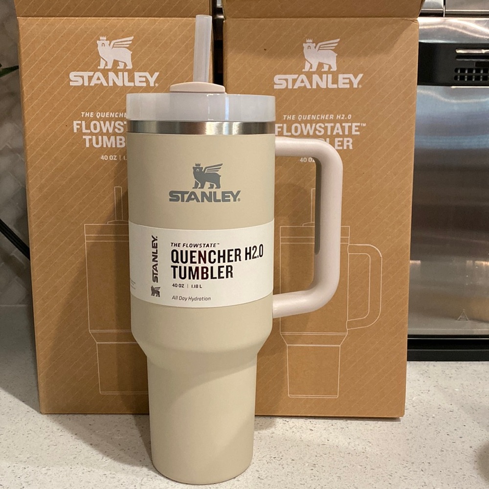 NWT 40oz Soft Matte Quencher in the color Dune